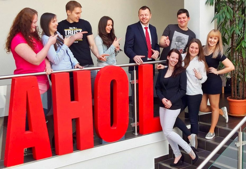 studenti na schodech školy